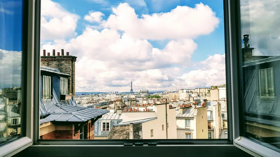 Why external blinds are rare in the UK, and how solar power fixes that